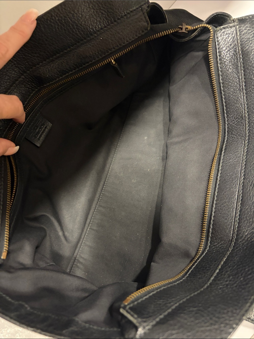 Gucci Black Leather Shoulder Bag with Gold GG Emblem - Picture 12 of 12